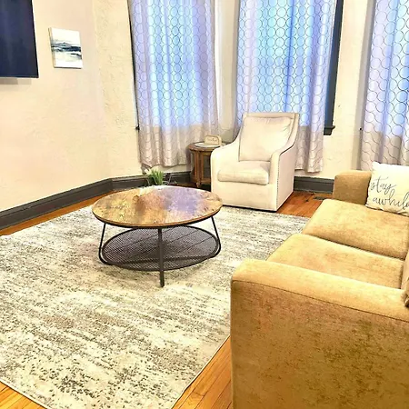 Spacious 1br | Free Parking, Golf & Midway Access Apartment