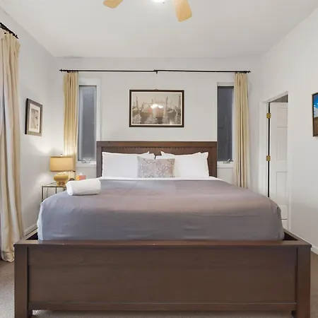 Heart Of East Village 2-bed 2-bath Peaceful Oasis Chicago