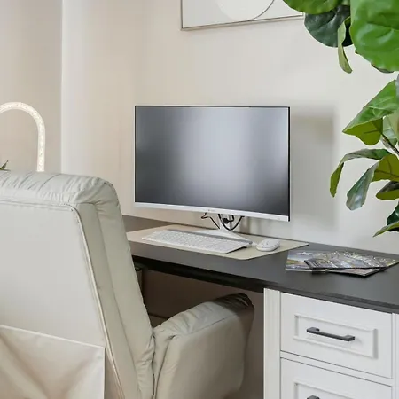 3br Near O'hare • Office • Coffee Bar • Sleeps 9 Chicago