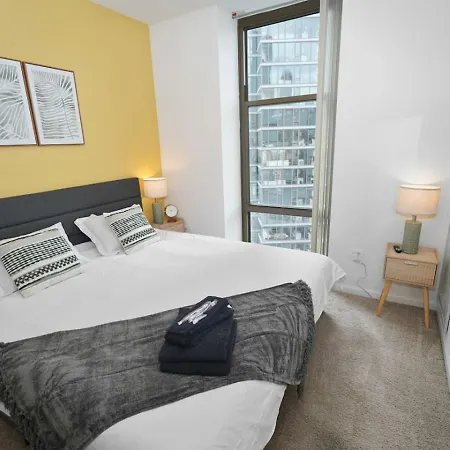 Skyline Luxury 19th Floor Retreat Near Grant Park Chicago