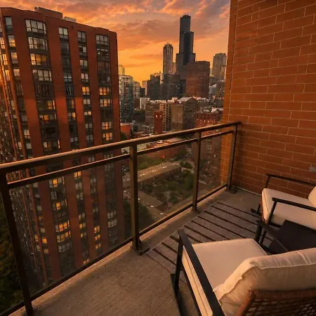 Apartment Skyline Luxury 19th Floor Retreat Near Grant Park *