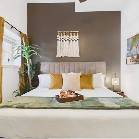 Bright & Spacious Boho Oasis A Warm Retreat Apartment *