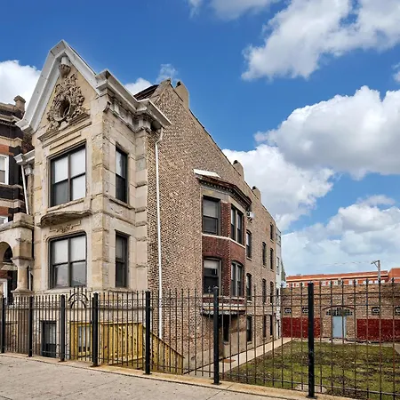 Newly Renovated In The Heart Of Pilsen Apartment *