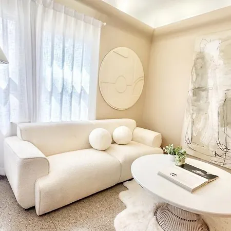 Apartment Steps To & Designer Lakefront With Free Parking *