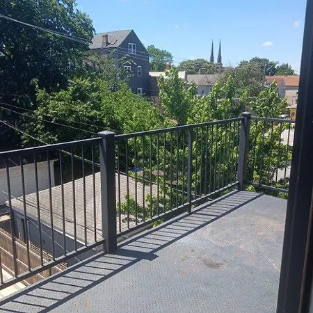 Spacious Modern Pilsen Retreat Sleeps 8 Near Downtown Chicago