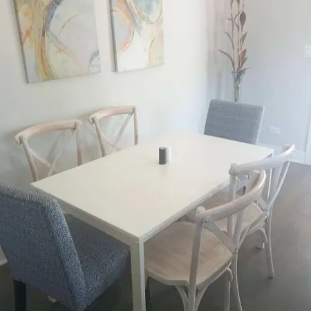 Spacious Modern Pilsen Retreat Sleeps 8 Near Downtown *