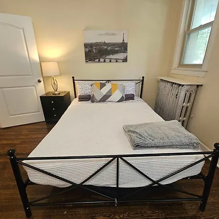 2 Bedroom Unit In Uptown Chicago