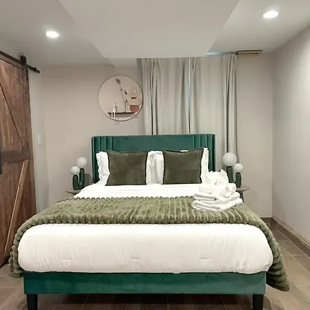 Near Wrigley • Sleeps 4 • Games + Fireplace * Chicago
