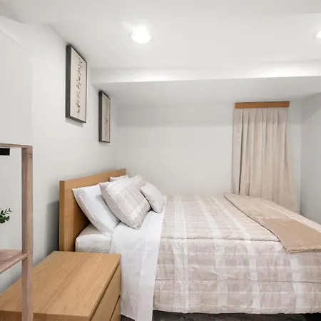2br Garden In Lakeview Walk To Wrigley Apartment Chicago