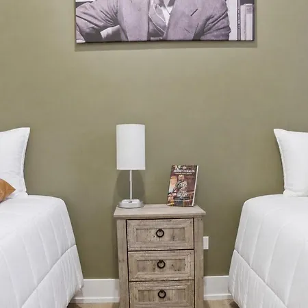 Black Gallery Solar 2br Woodlawn Apartment Chicago