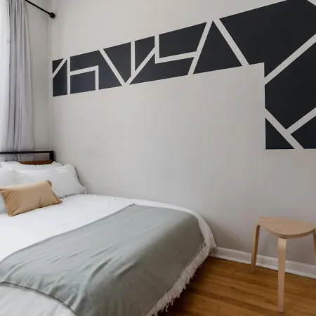 Flexhome Ukrainian Village • 2br • Convenient Walkability - Sleeps 6 Apartment