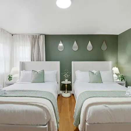 3br Near O'hare • Office • Coffee Bar • Sleeps 9 *