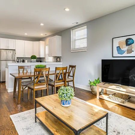 Walk To Blue Line: Sleek In Bucktown! Apartment Chicago