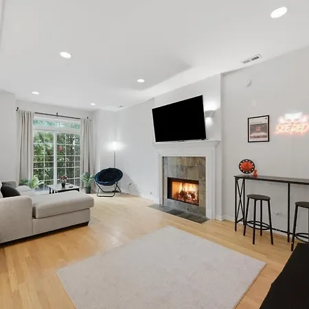 Closest To The United Center 3 Bedrooms & Futon Apartment *