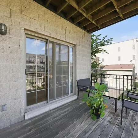 Closest To The United Center 3 Bedrooms & Futon Apartment