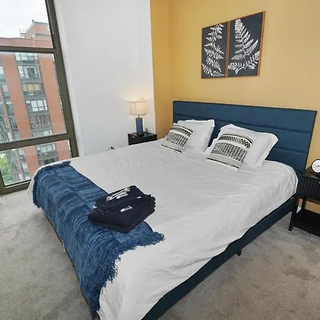 Luxury 21st Floor Skyline Views Near Grant Park Apartment
