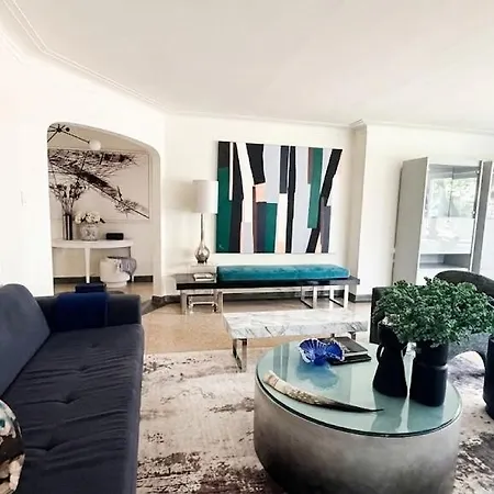 Apartment Steps To & Designer Lakefront With Free Parking *