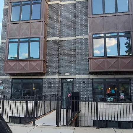 Spacious Modern Pilsen Retreat Sleeps 8 Near Downtown