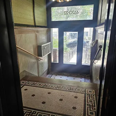 Apartment 2 Bedroom Unit In Uptown Chicago