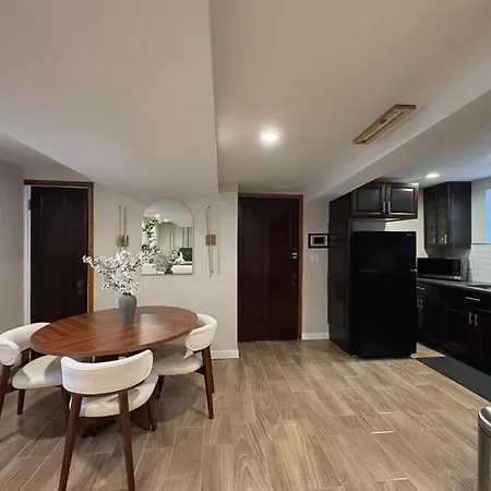 Near Wrigley • Sleeps 4 • Games + Fireplace * Chicago