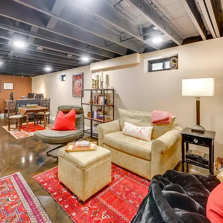 Cozy Retreat Near Wrigley & Universities *
