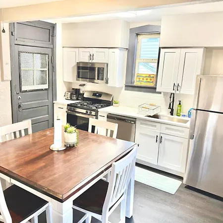Spacious 1br | Free Parking, Golf & Midway Access Apartment