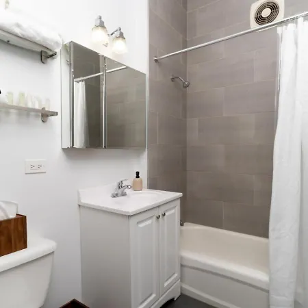 Flexhome Ukrainian Village • 2br • Convenient Walkability - Sleeps 6 Apartment