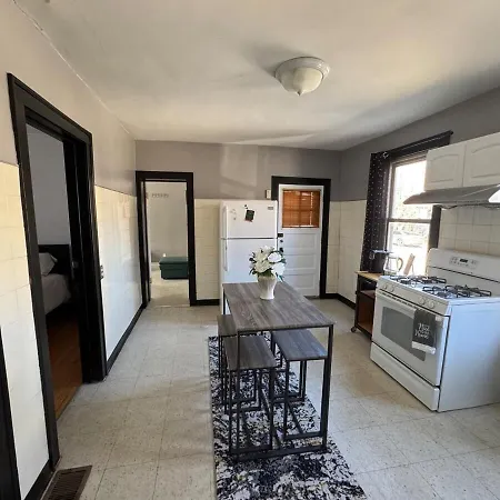 Cozy 3bd - Free Parking & Fast Wifi! Apartment