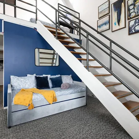 Vintage Downtown Penthouse, Gym & Balcony #6 Apartment *