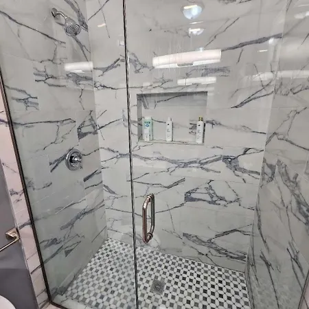 Apartment Spacious Modern Pilsen Retreat Sleeps 8 Near Downtown
