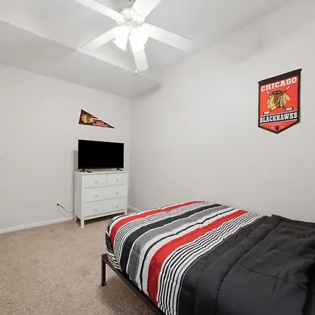 Closest To The United Center 3 Bedrooms & Futon Apartment *