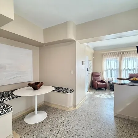 Steps To & Designer Lakefront With Free Parking *