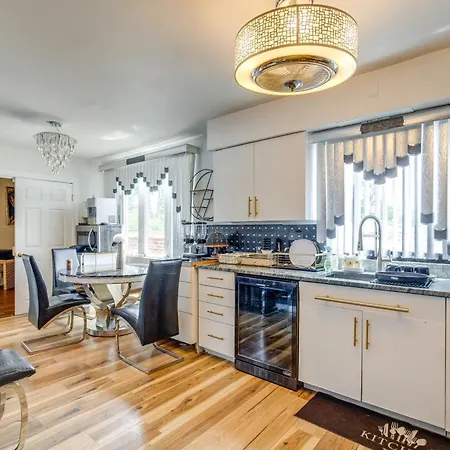 Apartment Walk To Stores & Parks! Stylish
