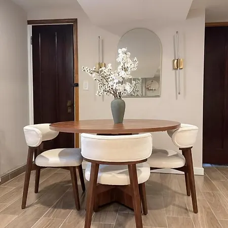 Near Wrigley • Sleeps 4 • Games + Fireplace Apartment