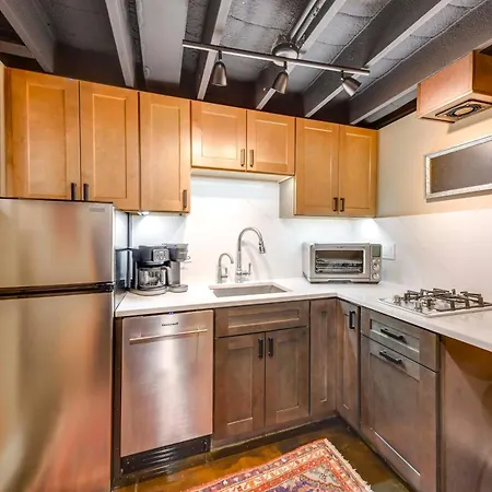 Cozy Retreat Near Wrigley & Universities Apartment