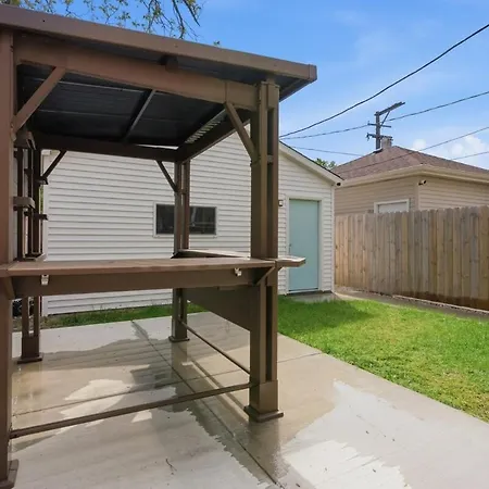 Black Gallery Solar 2br Woodlawn * Chicago
