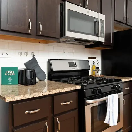 Flexhome Ukrainian Village • 2br • Convenient Walkability - Sleeps 6 * Chicago