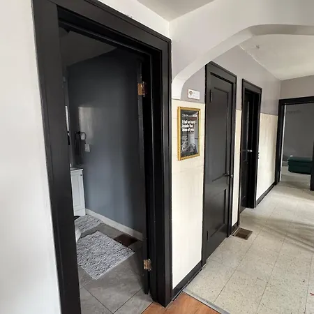 Cozy 3bd - Free Parking & Fast Wifi! * Chicago