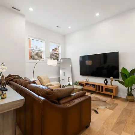 Vibrant West Town Perfect For Families
