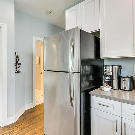 Walk To Blue Line: Sleek In Bucktown! Apartment *