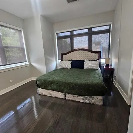 Spacious Modern Pilsen Retreat Sleeps 8 Near Downtown Apartment