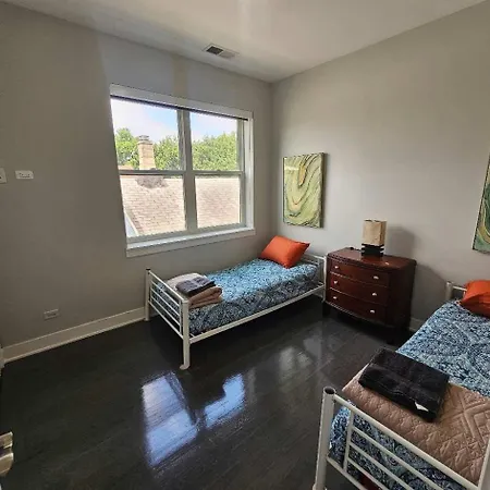 Apartment Spacious Modern Pilsen Retreat Sleeps 8 Near Downtown