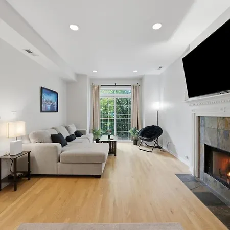 Closest To The United Center 3 Bedrooms & Futon Apartment *