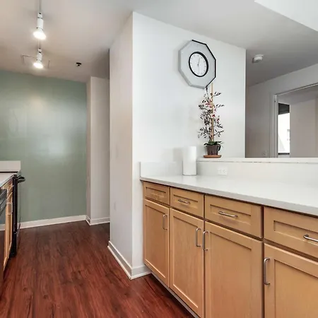 Downtown With Free In & Out Parking-2 Apartment *