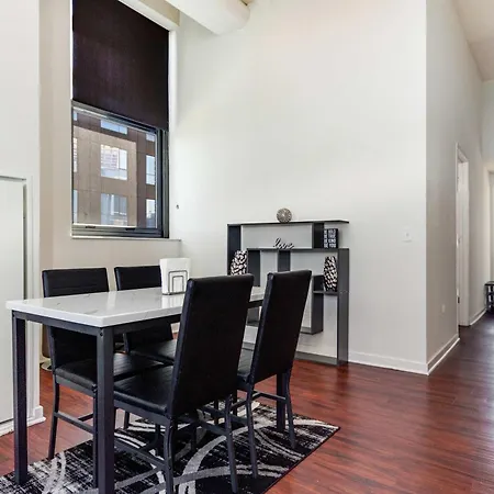 Downtown With Free In & Out Parking-2 Apartment