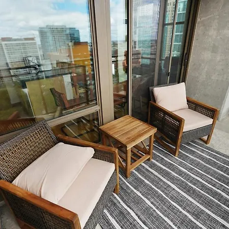 Luxury 21st Floor Skyline Views Near Grant Park