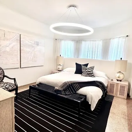 Apartment Steps To & Designer Lakefront With Free Parking