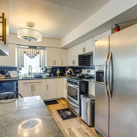 Apartment Walk To Stores & Parks! Stylish