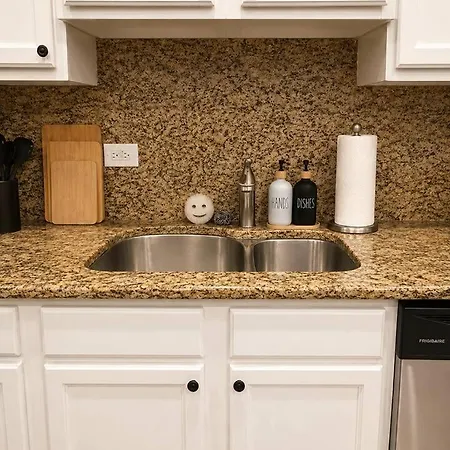 Apartment Mccormick Meetup - Prime Location - Sleeps 16 *