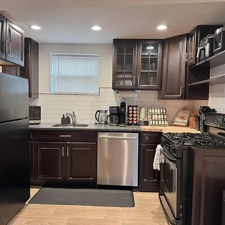 Apartment Near Wrigley • Sleeps 4 • Games + Fireplace